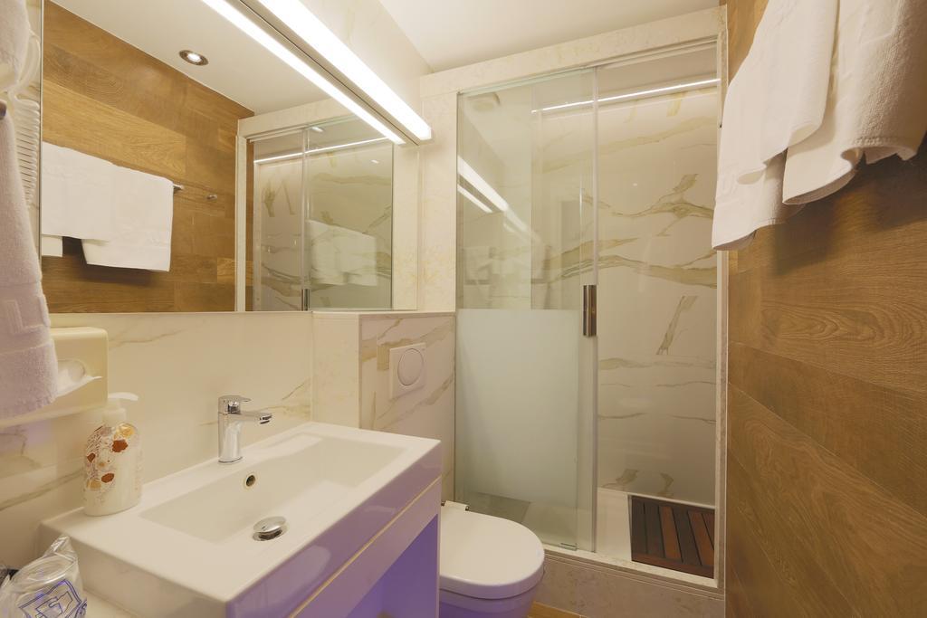 Lux Isla Hotel 3*