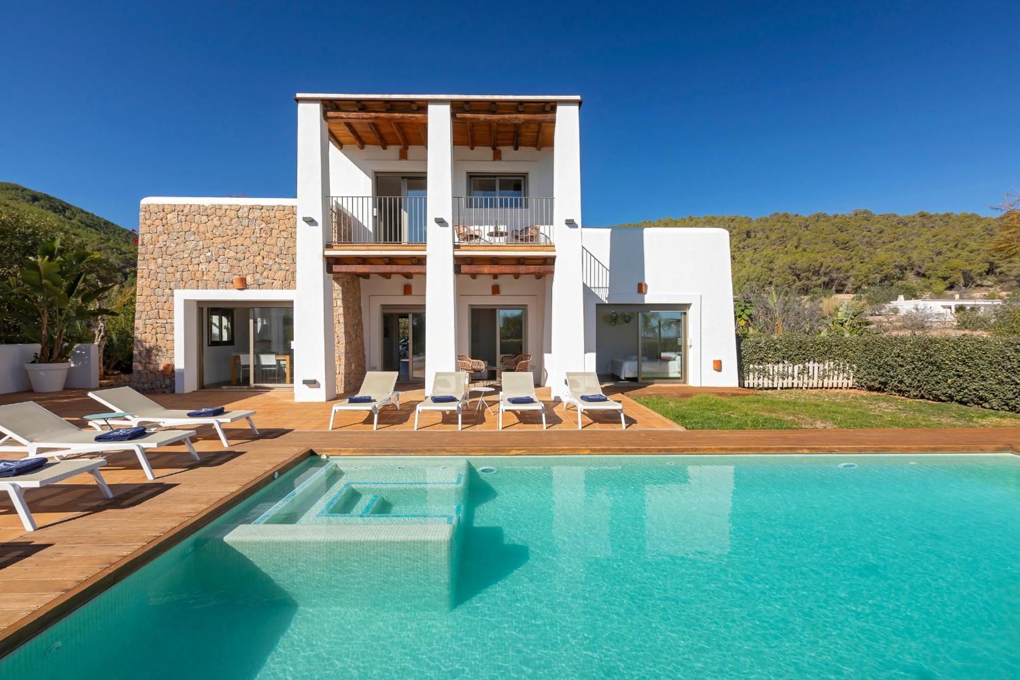 In Sleeps 10 To 12 Guests *