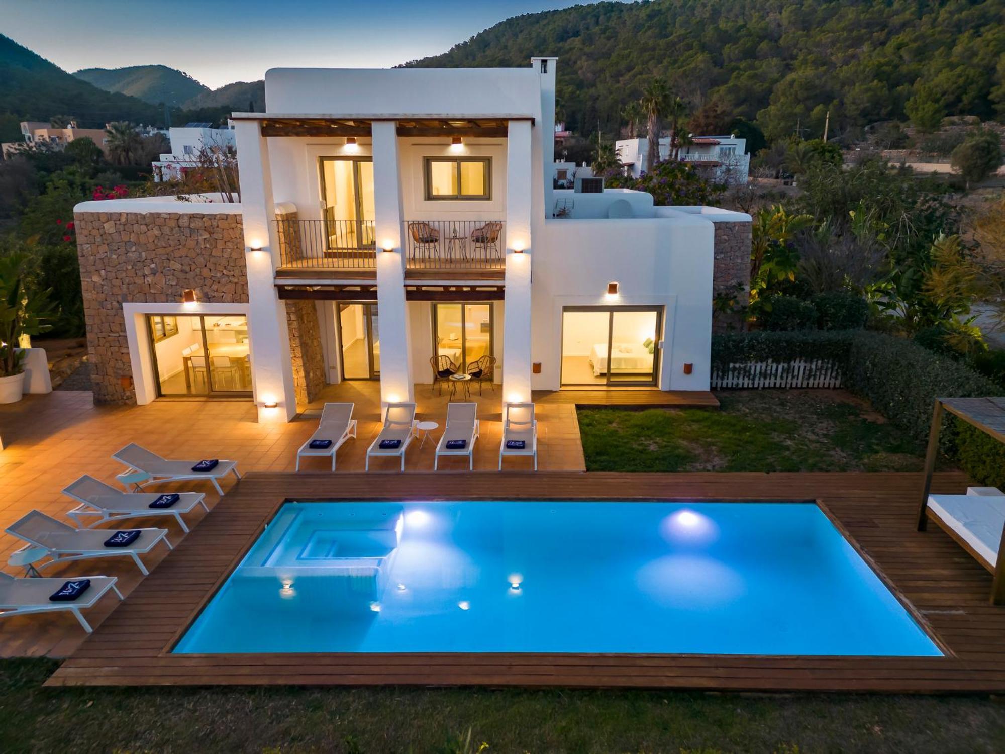In Sleeps 10 To 12 Guests