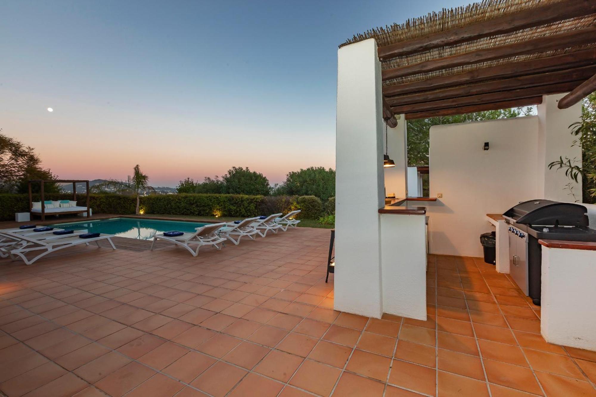 Villa In Sleeps 10 To 12 Guests *