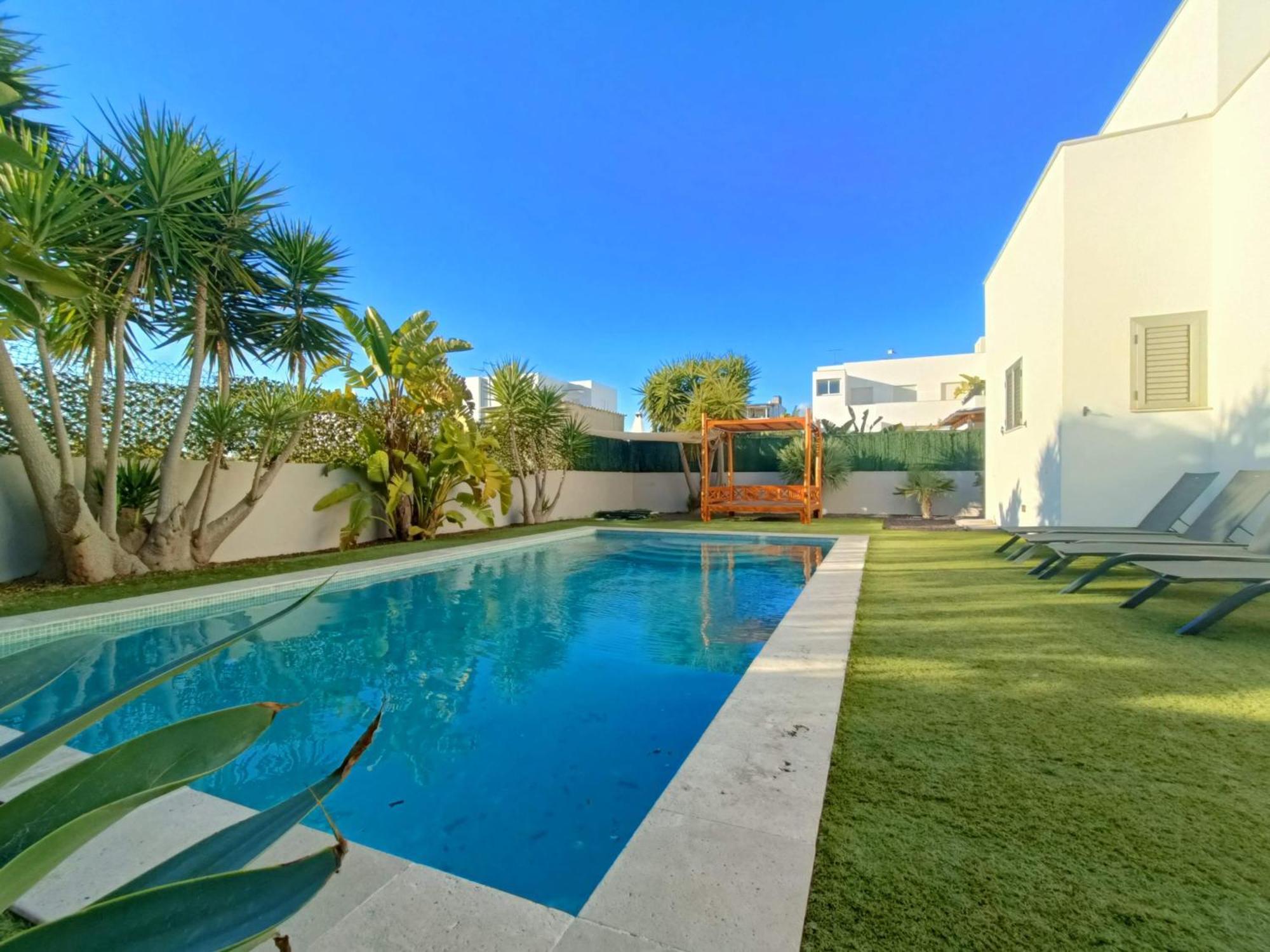 Casa de Férias Moderna Casa Con Piscina Privada Santa Eulária des Riu