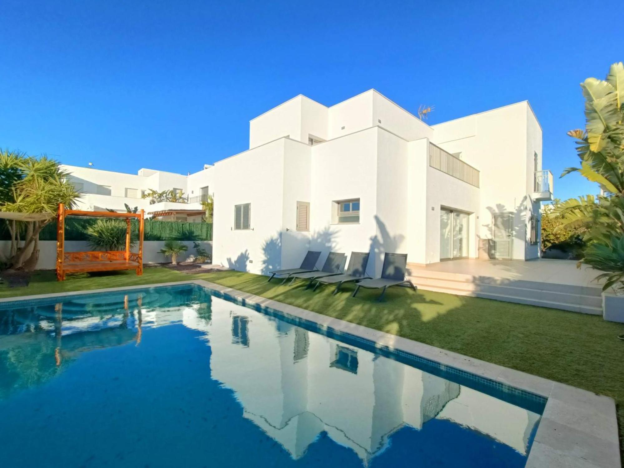 Moderna Casa Con Piscina Privada Casa de Férias