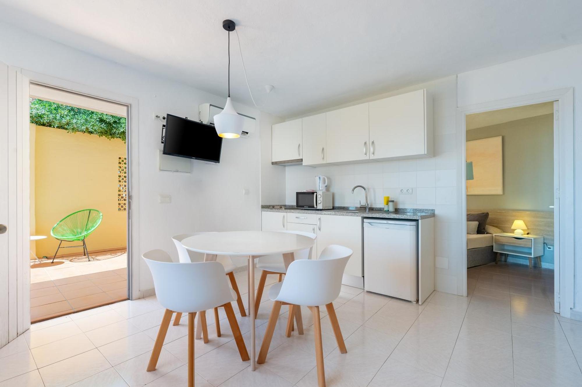 Aparthotel Cenit & Apts. Sol Y Viento 2*