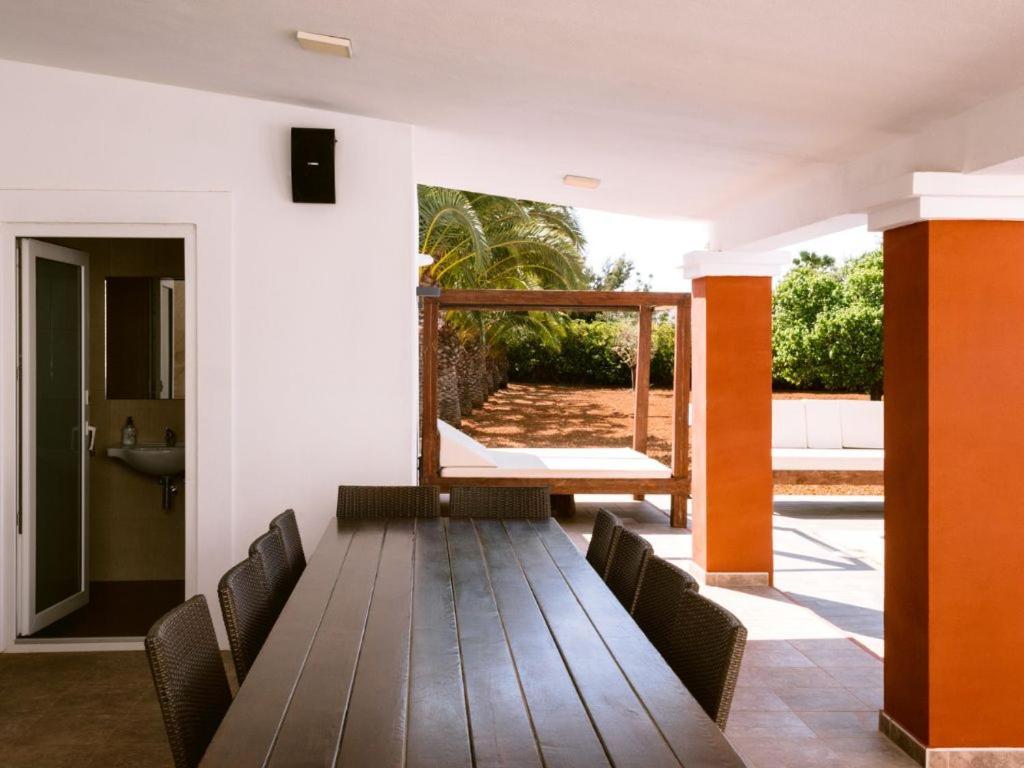 Villa Km2 Lovely Located Just Outside Of Sa Carroca A 5 Minute Drive From Playa Den Bossa *