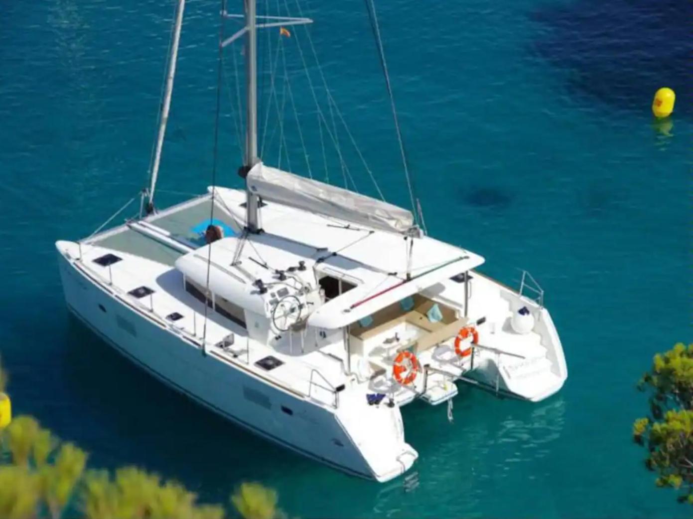Botel Catamaran Y Velero I Centro De *