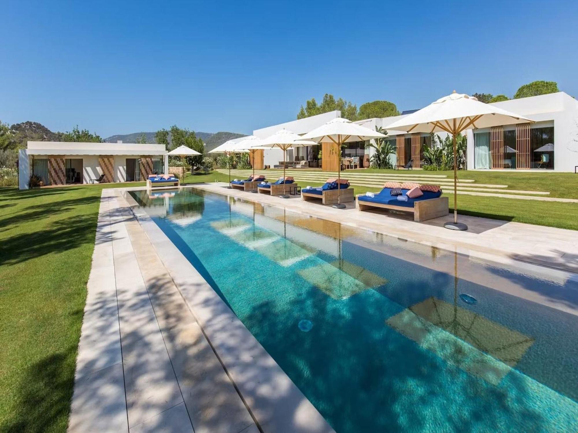 Modern With Hot Tub Villa