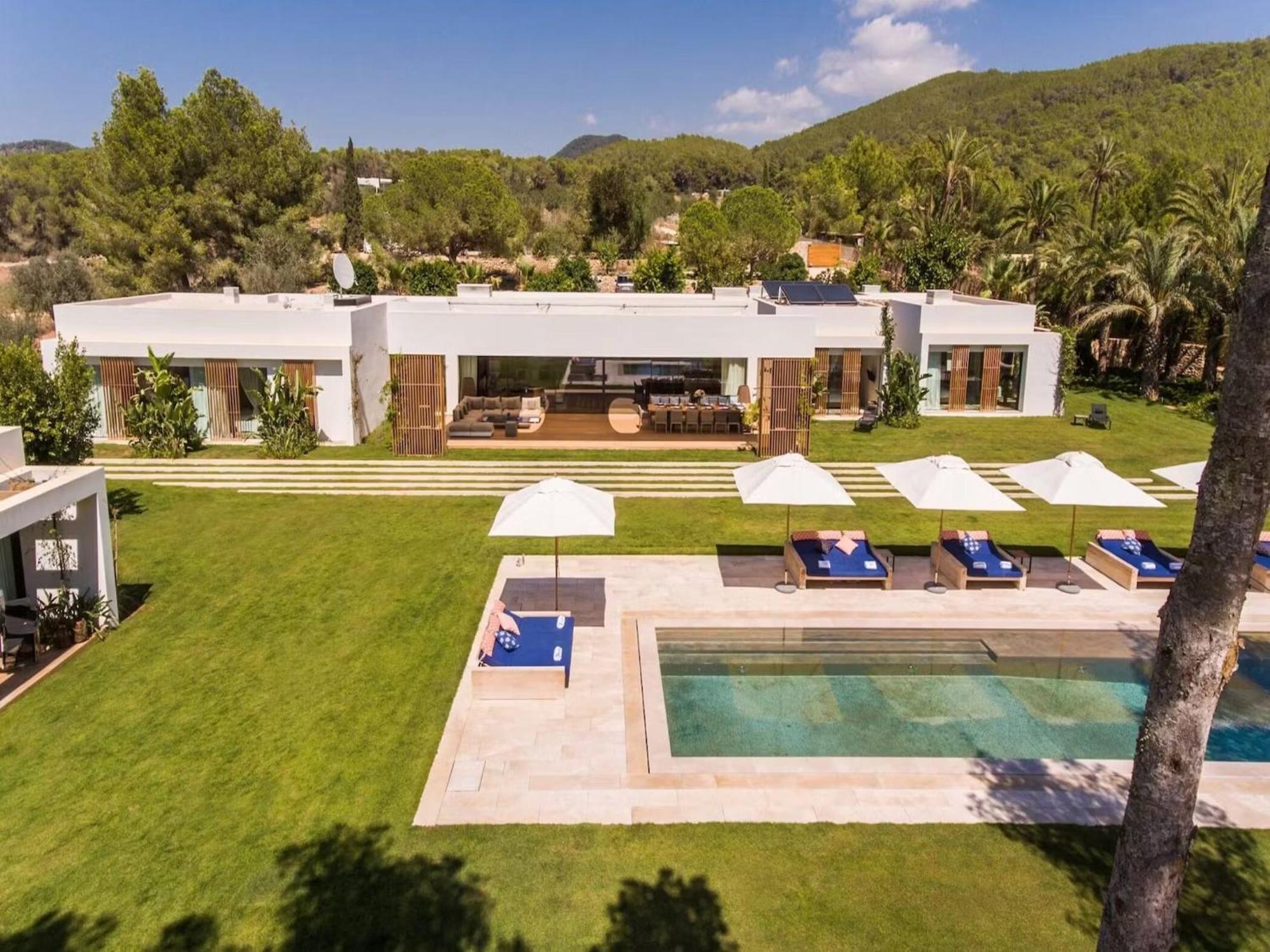 Modern With Hot Tub Villa *