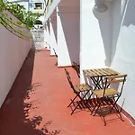 Jacaranda Apartments & Studios