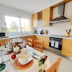 Bonita Casa Con Piscina Privada Y Amplio Jardin
