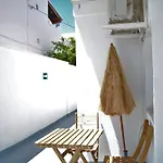 Jacaranda Apartments & Studios