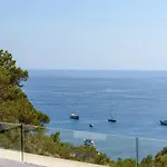 Stylish Villa With Infinity Pool