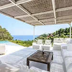 Stylish Villa With Infinity Pool