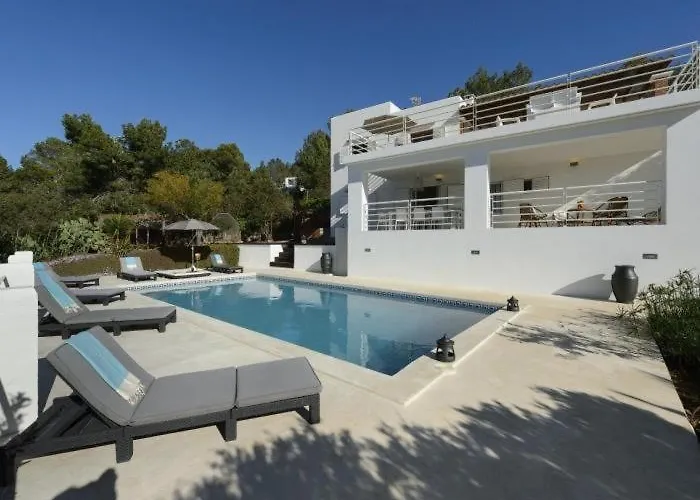 Villa With Pool And Sea Views
