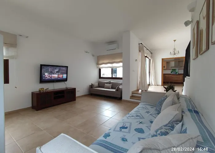Casa Serena Con Piscina Y Jardin