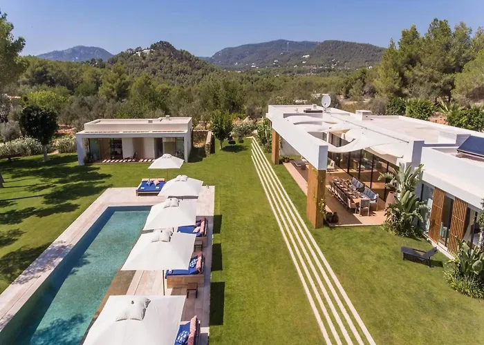 Modern Villa With Hot Tub