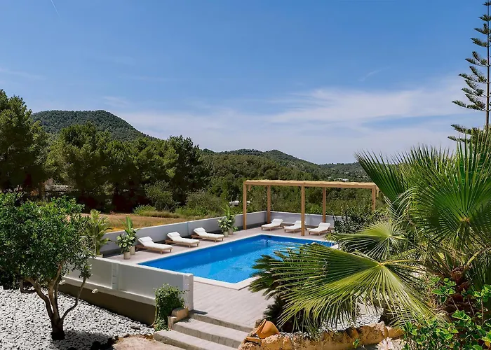 Villa Alexa This Charming Villa Is Just A 10 Min Drive To Either Playa Den Bossa Or San Antonio