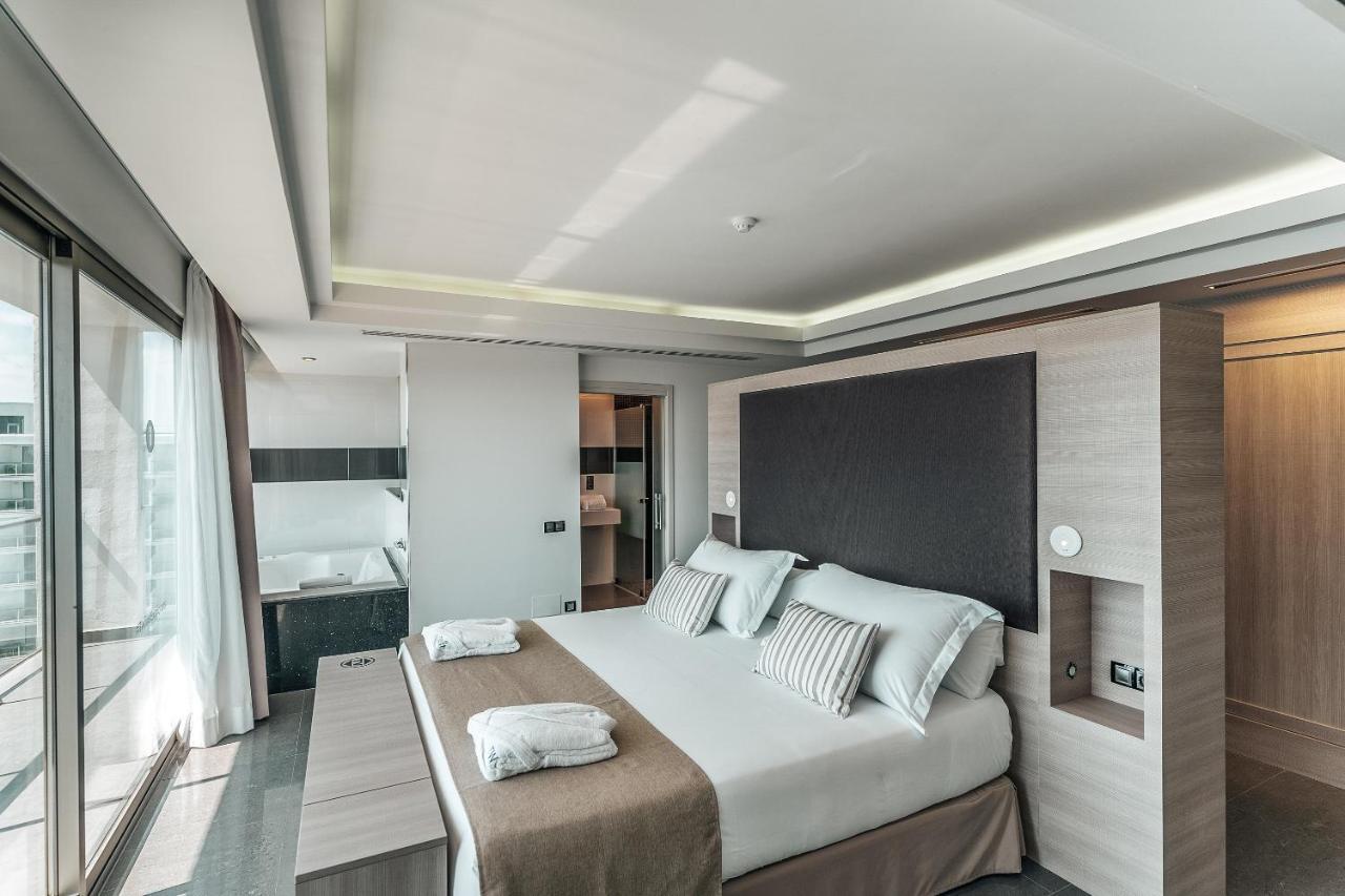 The Ibiza Twiins - 4* Sup Platja d'en Bossa