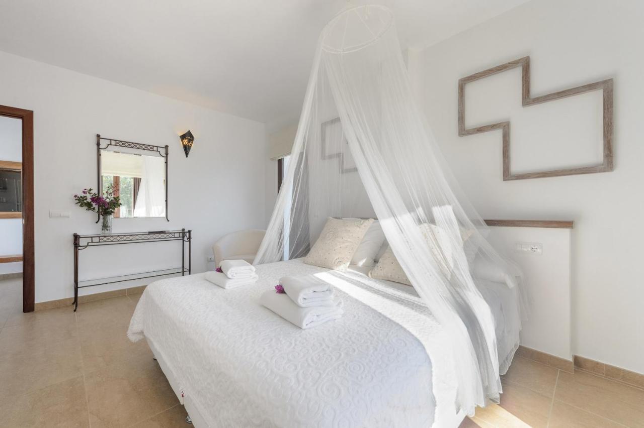 Lloren Villa *