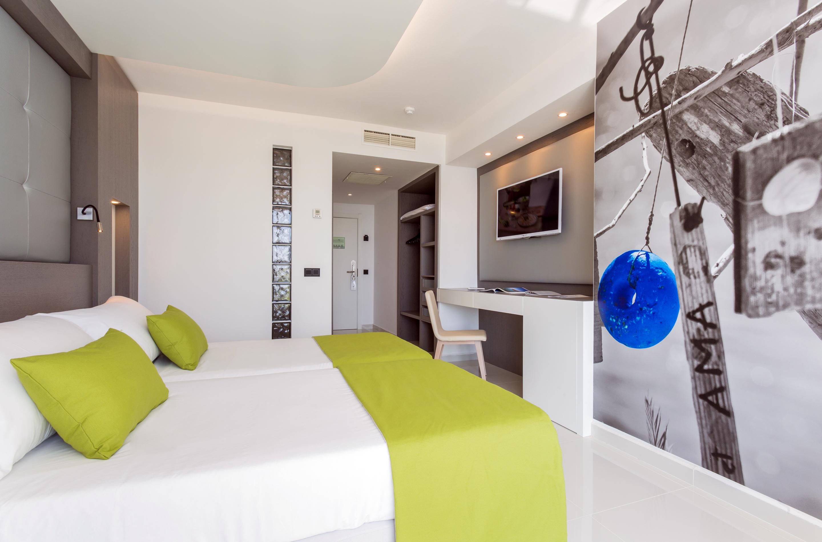 The Ibiza Twiins - 4* Sup Platja d'en Bossa