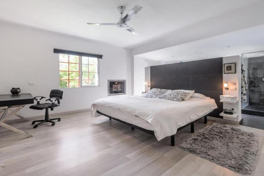 Stylish Ibiza Near Beaches Private Pool & Lush Garden *