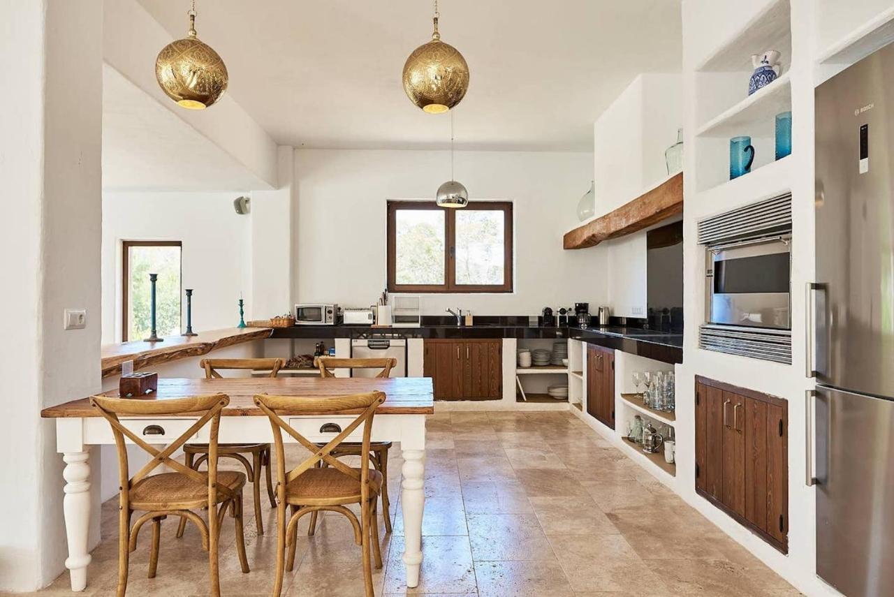 Villa Vista De Muntanya Luxury Villa: Exclusive Beachside Retreat *