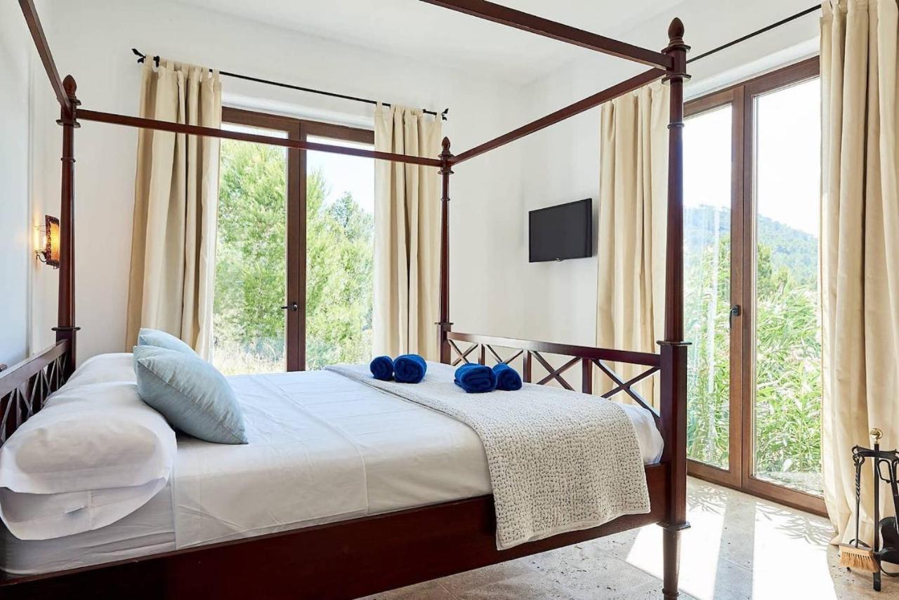 Vista De Muntanya Luxury Villa: Exclusive Beachside Retreat