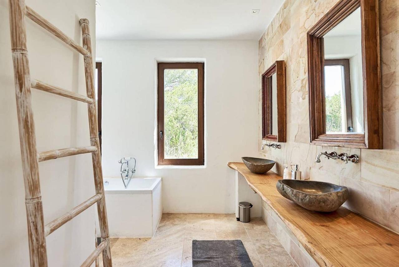 Vista De Muntanya Luxury Villa: Exclusive Beachside Retreat Villa