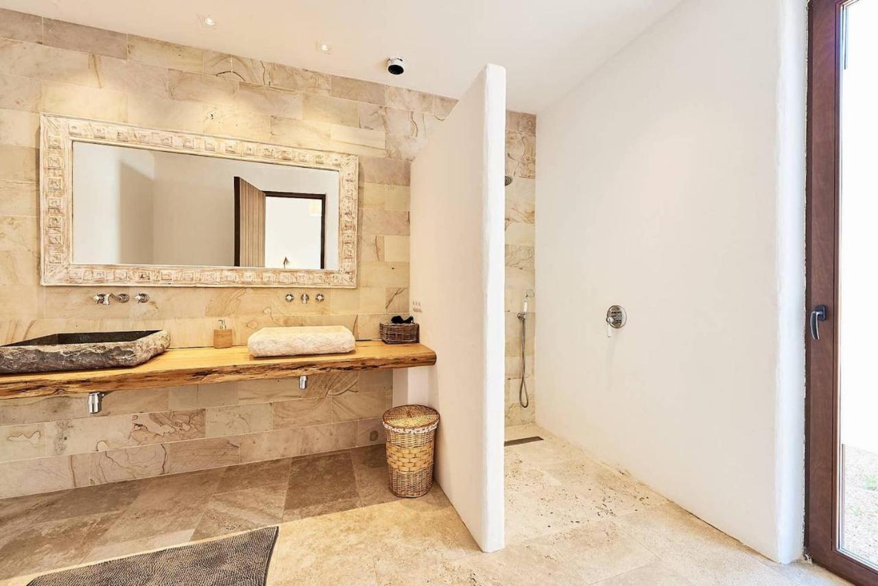 Villa Vista De Muntanya Luxury Villa: Exclusive Beachside Retreat Sant Josep de sa Talaia