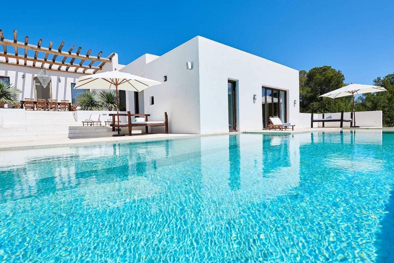 Vista De Muntanya Luxury Villa: Exclusive Beachside Retreat Villa