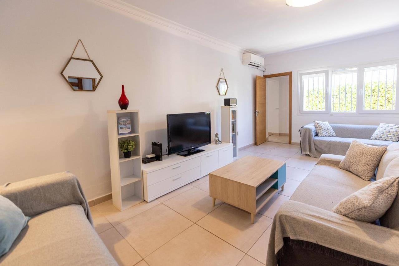 Roberto Ibiza Villa *