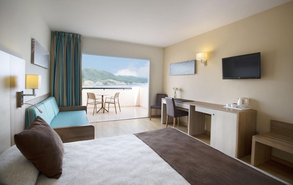 Invisa Club Cala Hotel 4*