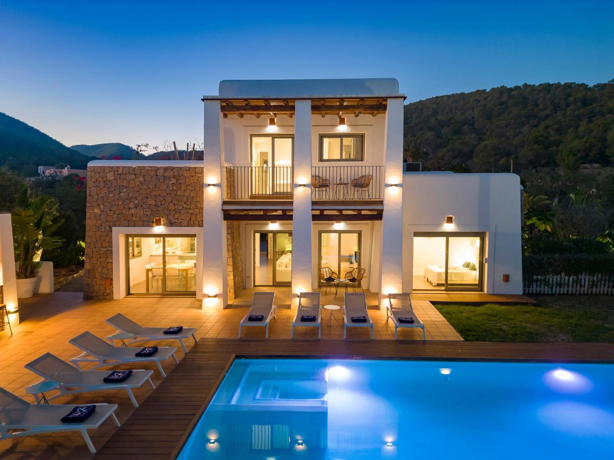 Villa In Sleeps 10 To 12 Guests