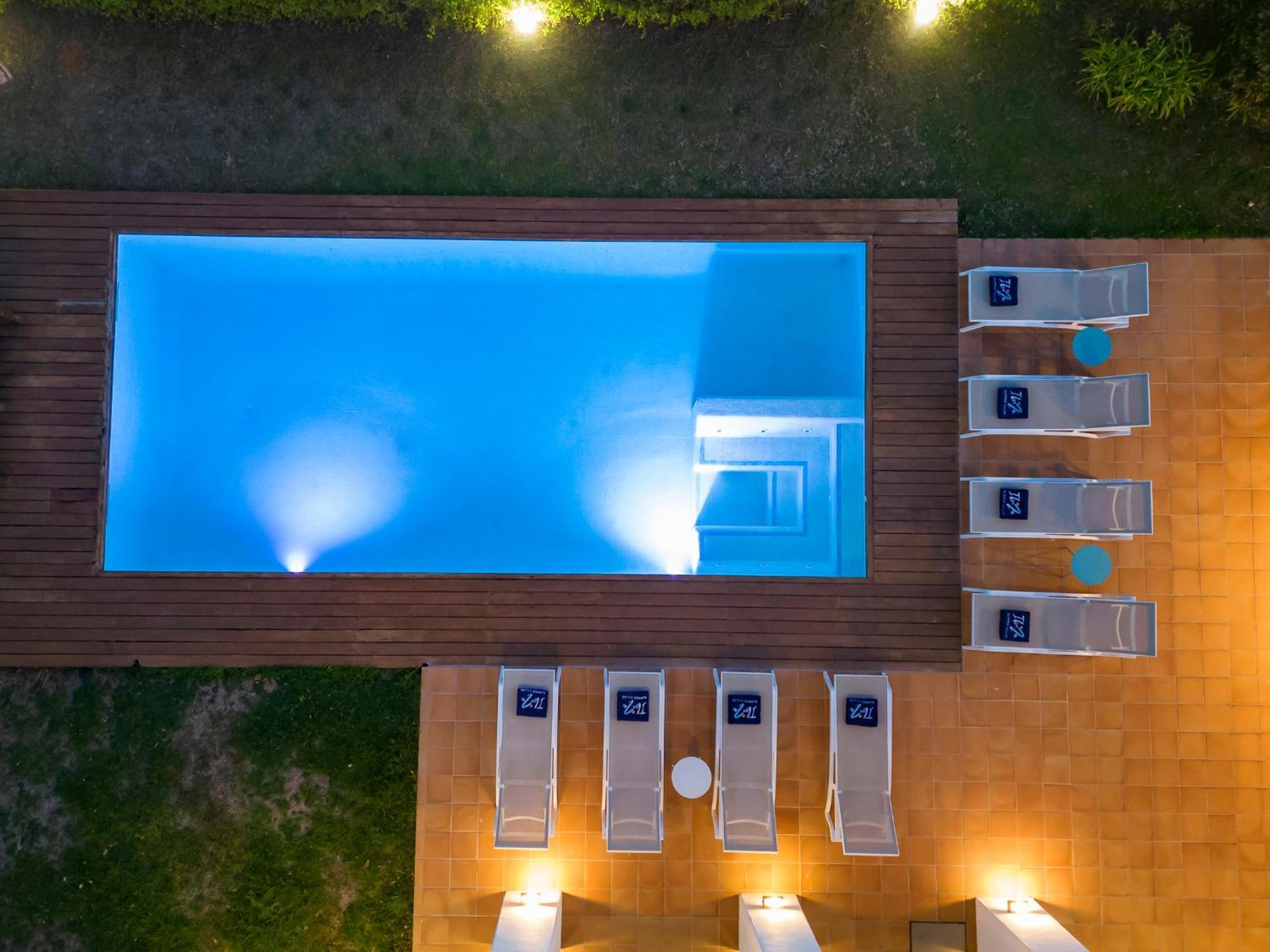Villa In Sleeps 10 To 12 Guests