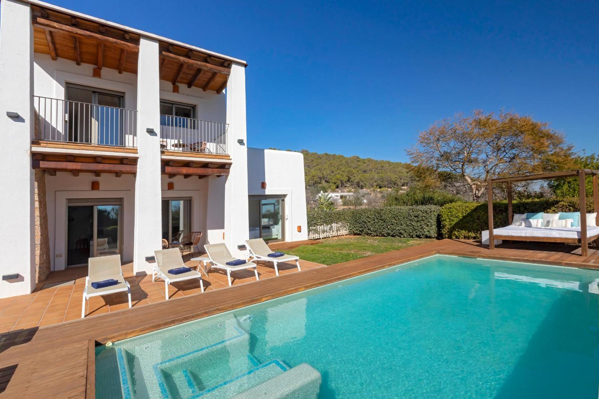 In Sleeps 10 To 12 Guests *