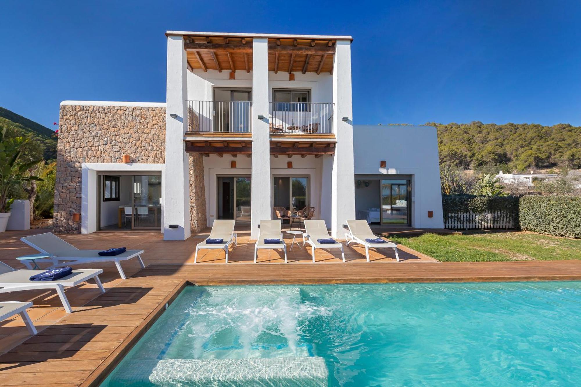 In Sleeps 10 To 12 Guests *