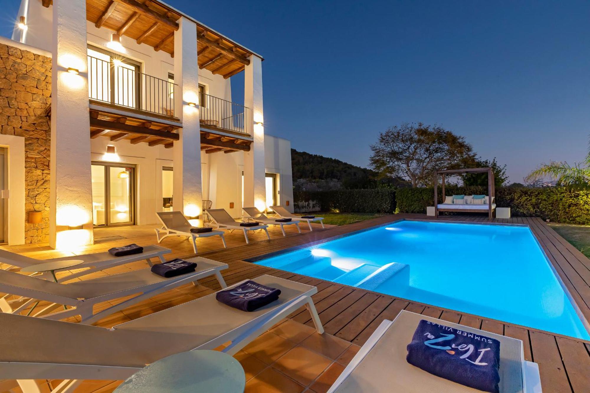 Villa In Sleeps 10 To 12 Guests *