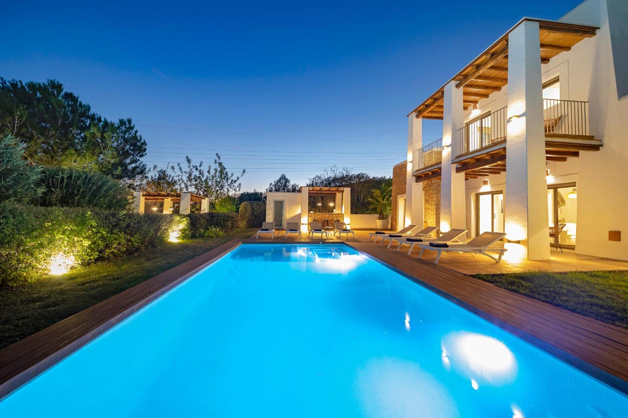 In Sleeps 10 To 12 Guests *