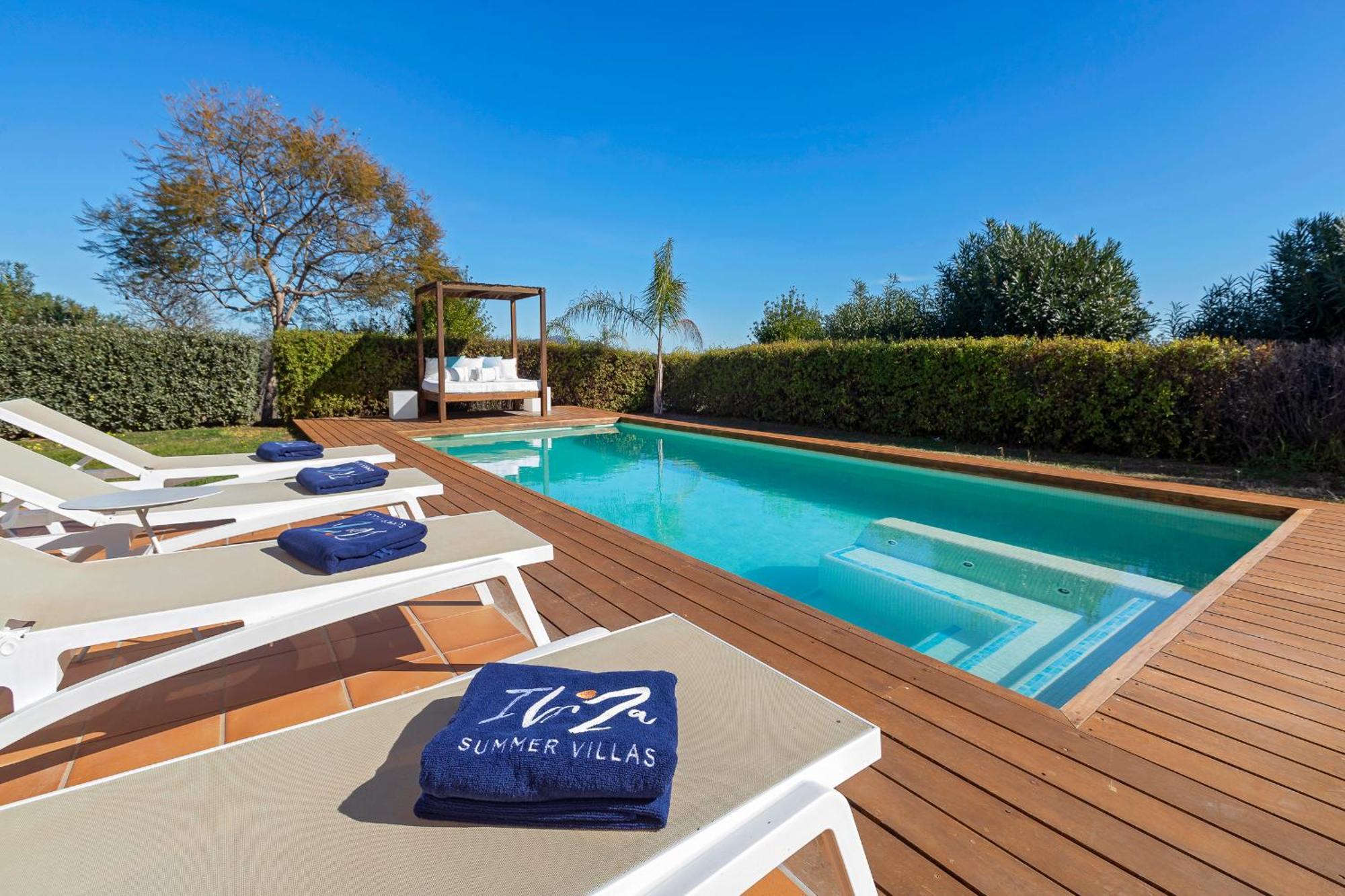 In Sleeps 10 To 12 Guests *