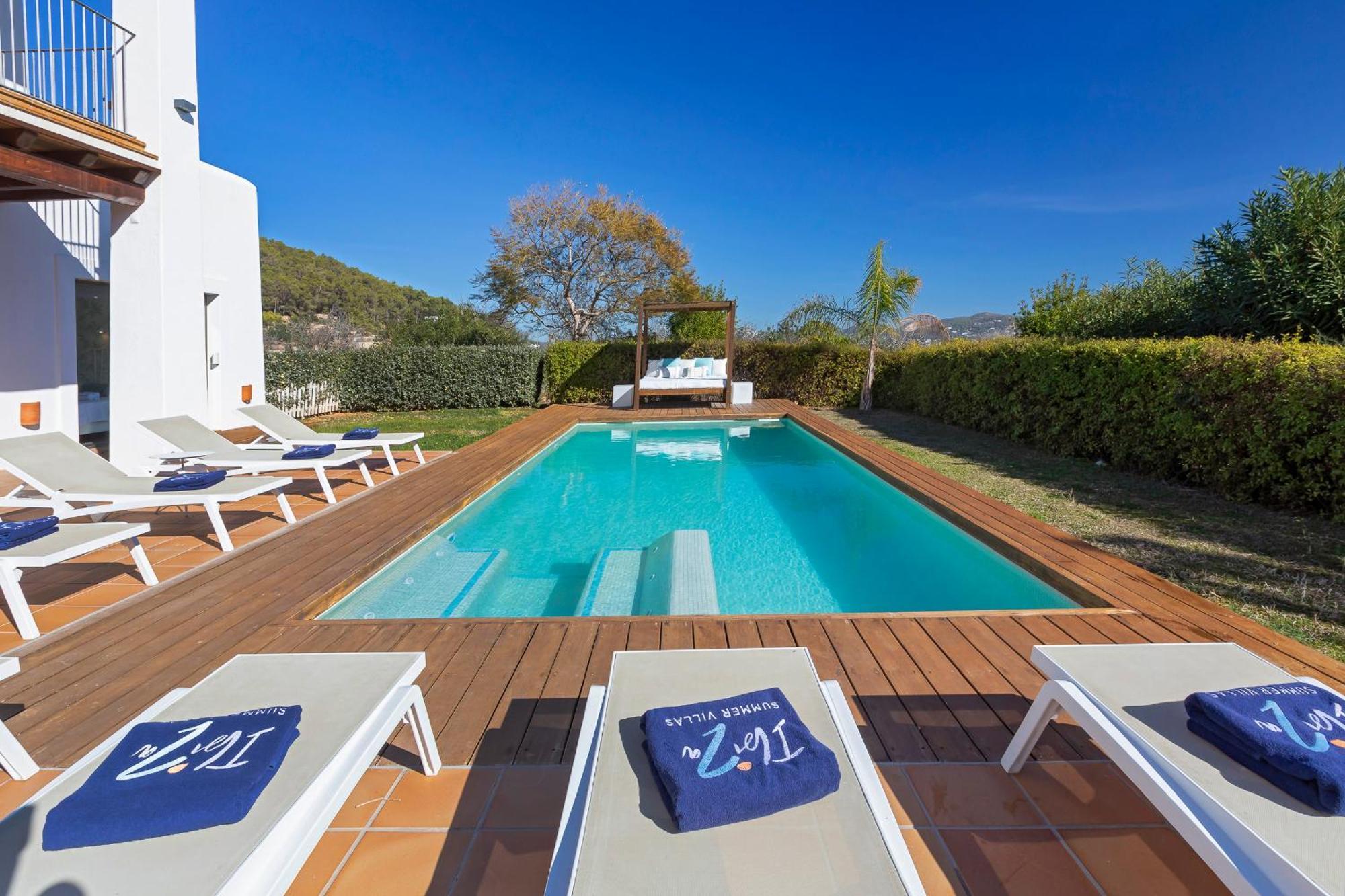 In Sleeps 10 To 12 Guests *