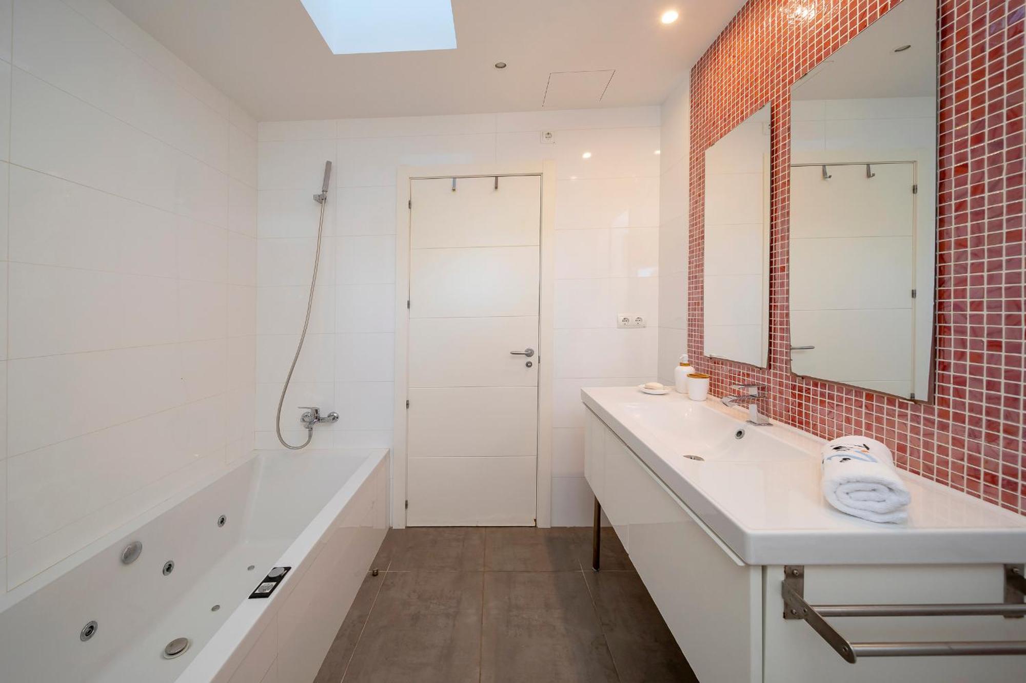 In Sleeps 10 To 12 Guests *