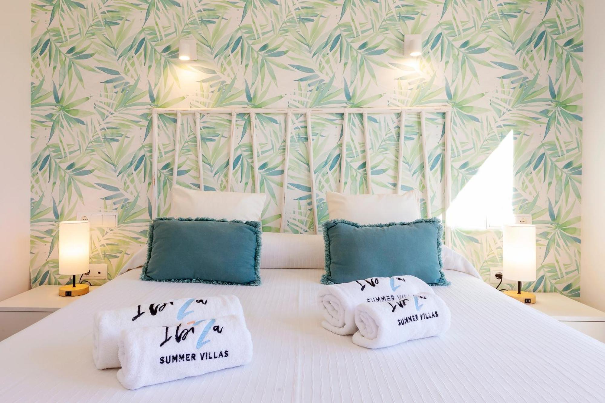 In Sleeps 10 To 12 Guests *