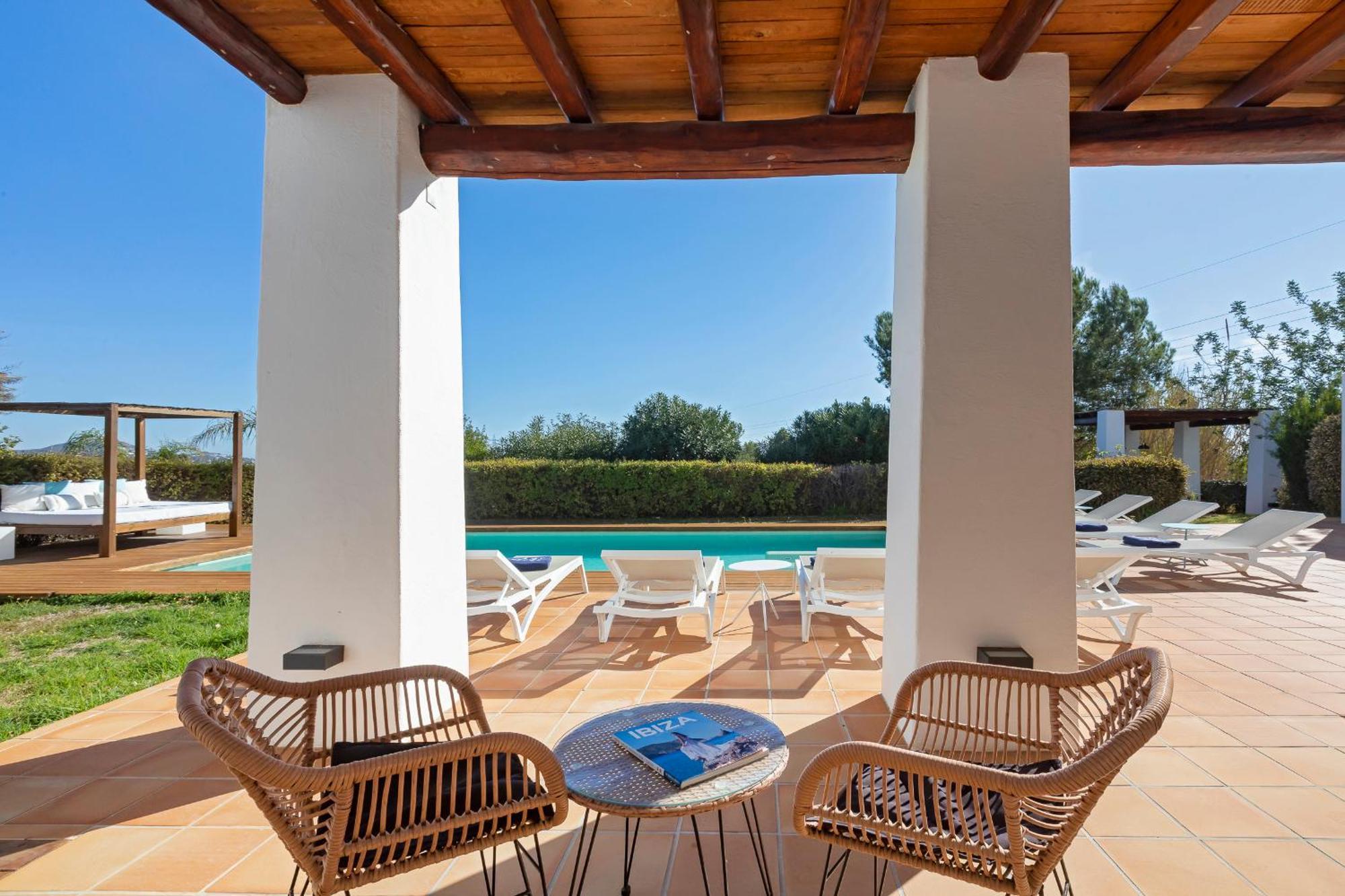 In Sleeps 10 To 12 Guests *