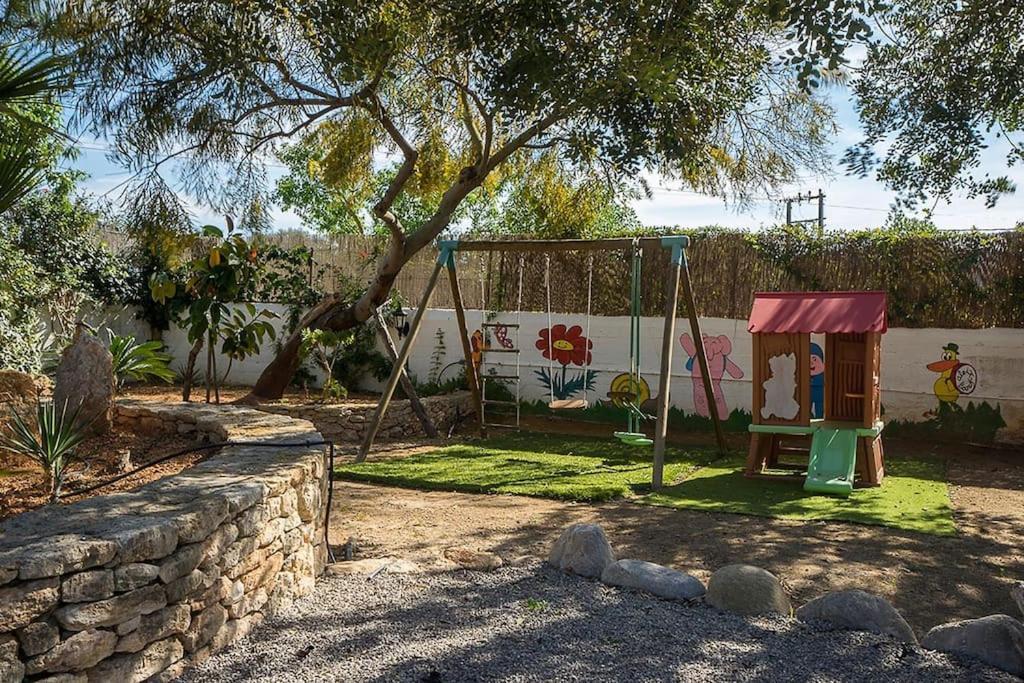 Casa Con Piscina, Jardin Y Juegos Exteriores