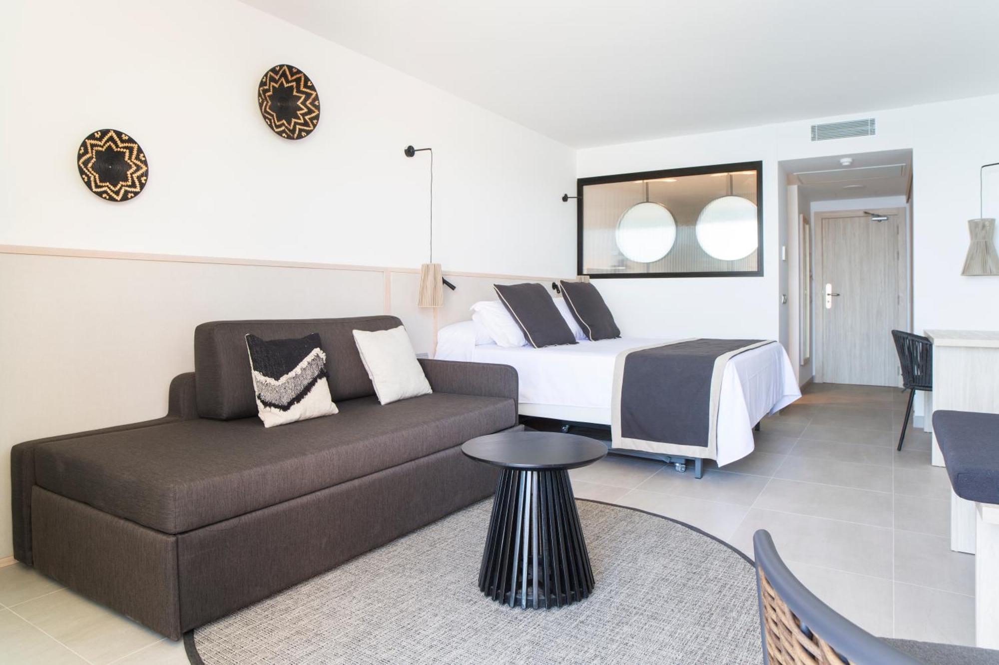 Invisa Club Cala Hotel 4*