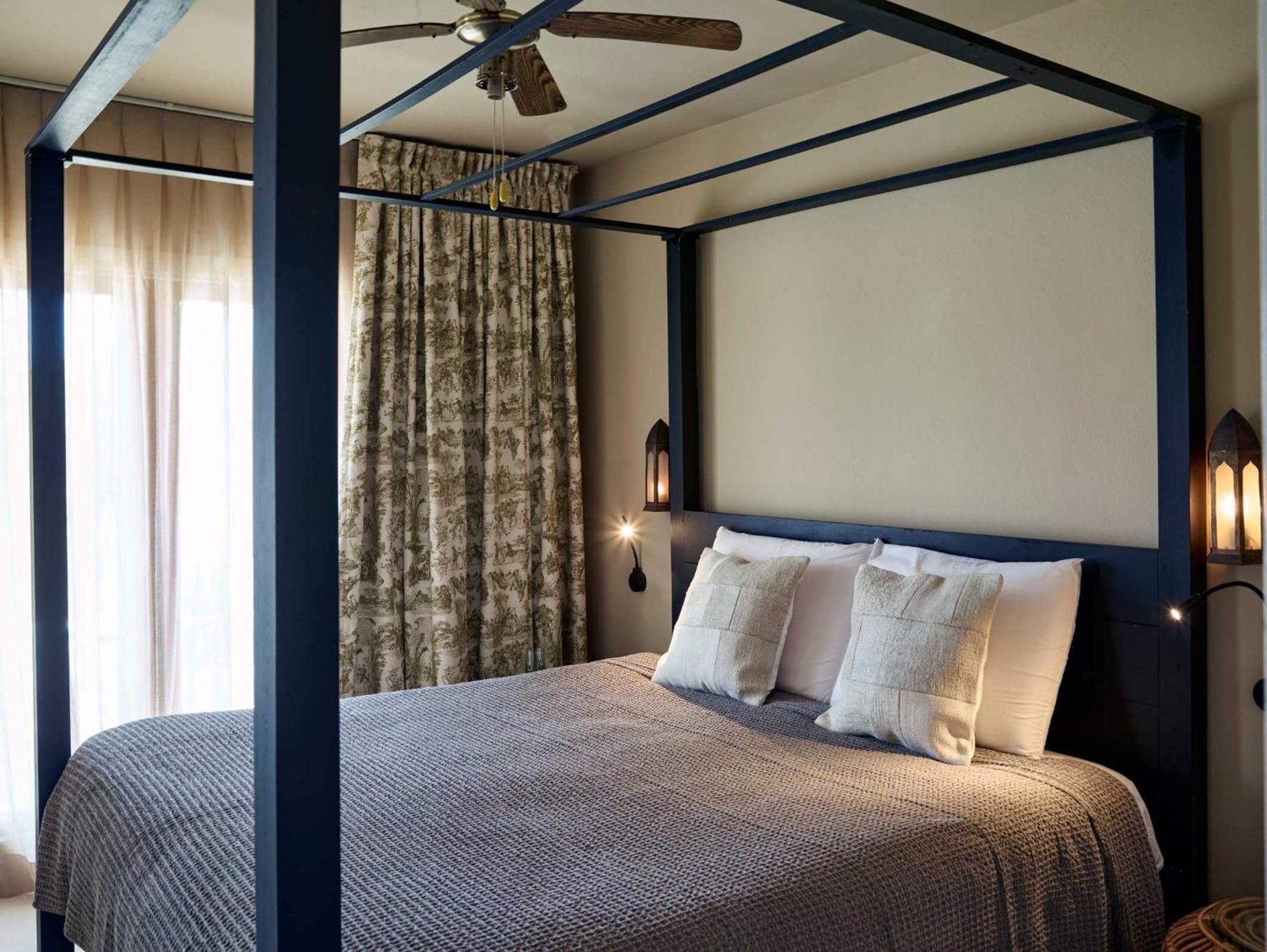 Gare Du Nord Bed & Breakfast