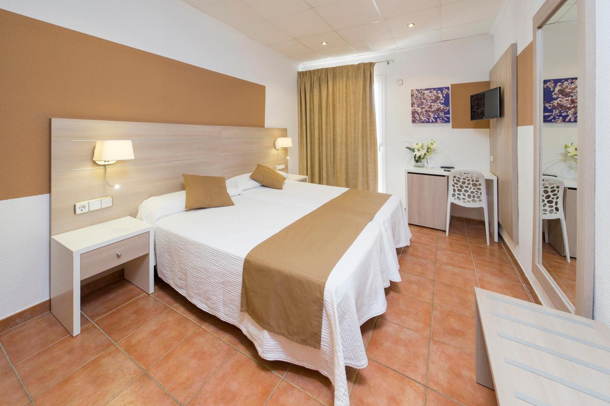 Adelino * San Antonio (Ibiza)