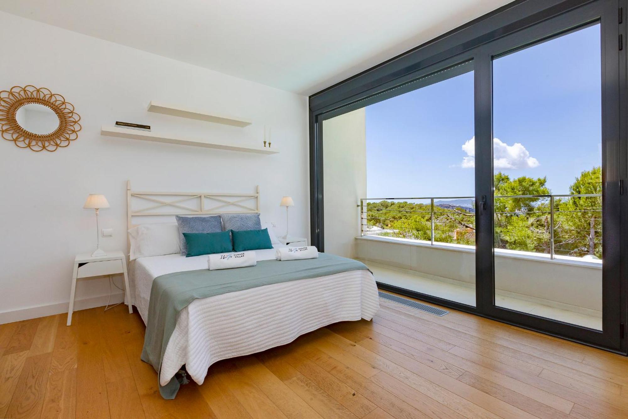 In Ibiza Town Sleeps 10 - Vue *