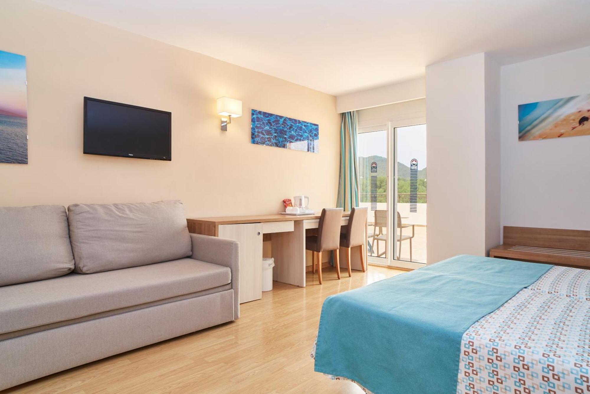 Invisa Club Cala Blanca Hotel Es Figueral