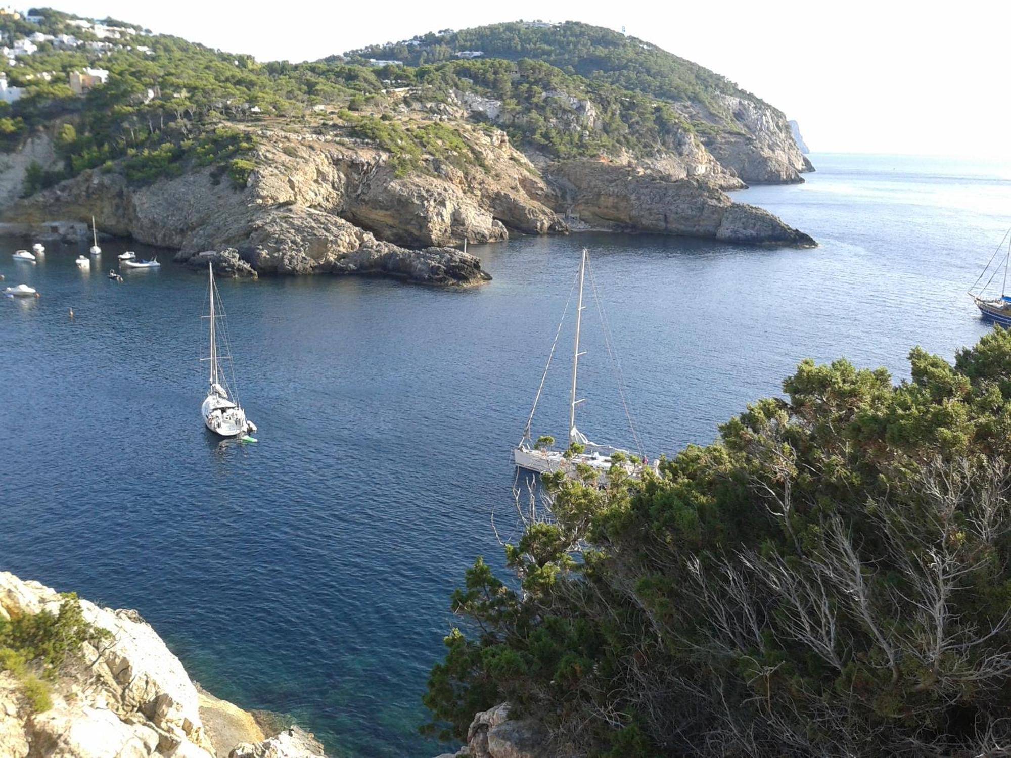 Botel Catamaran Y Velero I Centro De