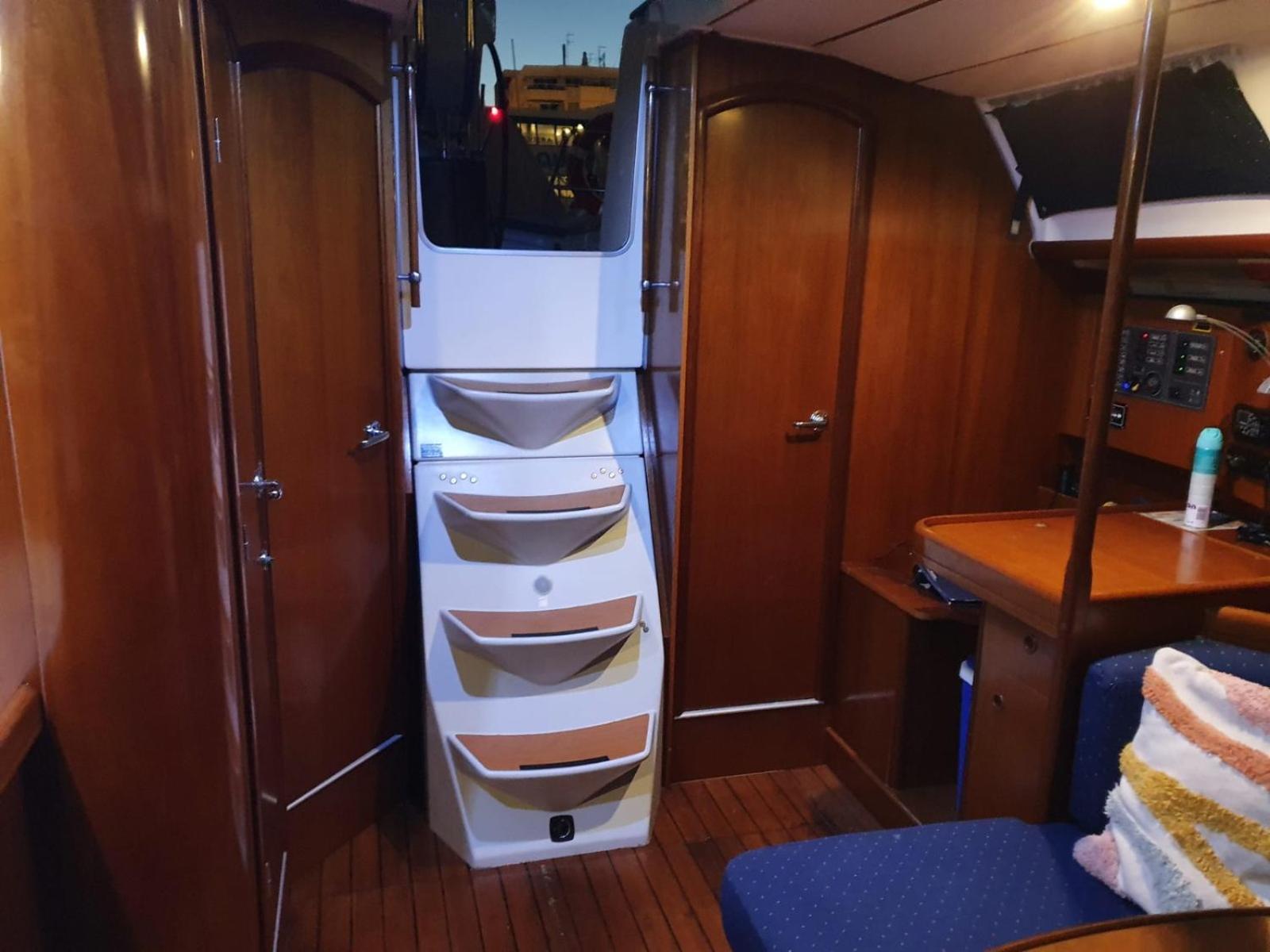 Botel Catamaran Y Velero I Centro De